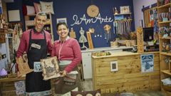 Carlos e Isabel, en su tienda Isamarte, situada en el casco hist�rico de Ourense
