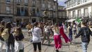 Un grupo de peregrinos italianos bailan rodeando el pichel del Toural.