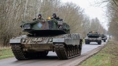 Soldados polacos transitan con tanques Leopard II.