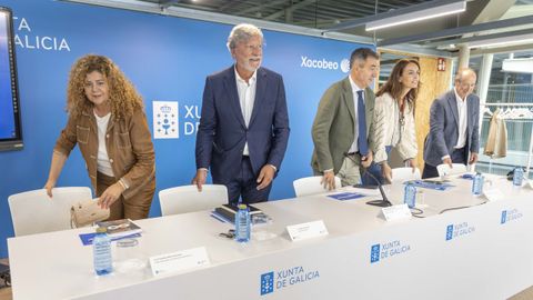 El conselleiro de Educaci&oacute;n, Rom&aacute;n Rodr&iacute;guez (en la imagen, tercero por la izquierda), este martes en Santiago, acompa&ntilde;ado por los altos cargos de su conseller&iacute;a.