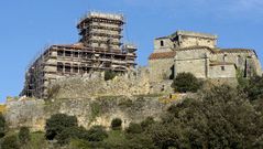Los andamios rodean el castillo, actualmente en obras