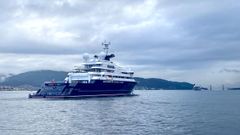 El megayate Octopus recorriendo la r�a de Vigo, con el puente de Rande al fondo.