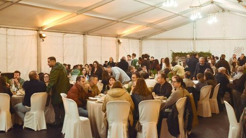 Cerca de 200 personas asistieron a la cena del 50 aniversario, el s�bado en una carpa instalada en la Alameda