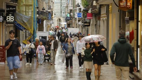 Imagen de varios consumidores en una c&eacute;ntrica calle comercial de Galicia. 