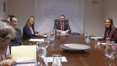  El presidente de Asturias, Adrin Barbn (c), acompaado por miembros de su Gobierno (i) preside la reunin con la diputada del Grupo Mixto, Covadonga Tom (d) para abordar la negociacin de los presupuestos generales para 2026
