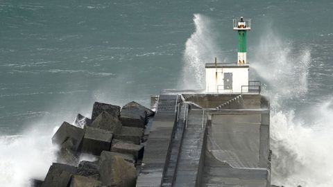  Olas chocan contra el rompeolas de Cudillero, en Asturias