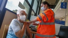 En el hospital de Barbanza se est administrando la cuarta dosis de la vacuna contra el covid y los que acuden a la convocatoria pueden aprovechar e inmunizarse tambin contra la gripe.