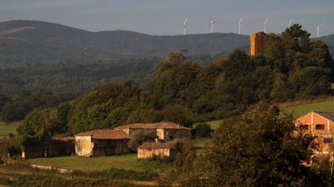 La suerte del pazo de Suatorre est� ligada a la de la vecina torre de Arcos, da�ada por el hurac�n Hortensia en 1987. El estado de estos edificios es ruinoso, pero no parece f�cil de remediar. La Fundaci�n Xos� Soto de Fi�n intent� conseguir ayudas oficiales para rehabilitar el conjunto, pero sin �xito. Los responsables de la entidad manifestaron el a�o pasado que no cuentan con fondos propios para acometer la rehabilitaci�n, que resultar�a muy costosa. La la fundaci�n, adem�s, est� actualmente muy ocupada con las excavaciones del castro de Arxeriz   