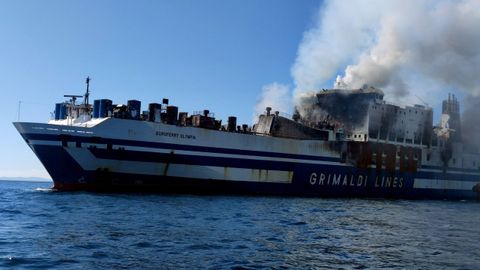 Imagen del crucero incendiado en aguas del mar J�nico, en Grecia