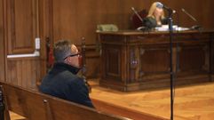 El acusado, este martes, sentando en el banquillo de la Audiencia de Pontevedra.