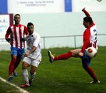 Paco despeja el bal�n ante un rival el domingo en Barra�a.