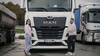 Thala y su marido, Juanjo, posan ante el camin con el que trabajan juntos