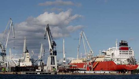 Imagen tomada esta misma semana de dos buques en las instalaciones de Reparaciones de Navantia Ferrol.