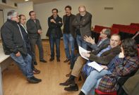Los ocho alcaldes asistentes a la reuni�n y la edila coristanquesa Clarisa Couto, ayer, en Vimianzo. 