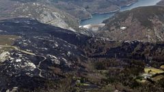 Vista a�rea del incendio forestal que asol� el Parque Natural de las Fragas do Eume en el a�o 2012
