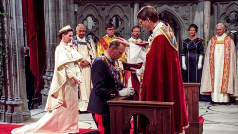 El rey Harald de Noruega, junto con la reina Sonja, durante su coronaci�n en la catedral de Nidaros, en Trondheim, Noruega, el 23 de junio de 1991.