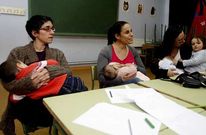 Integrantes de la asociaci�n dan el pecho a sus hijos en la sede cedida por el colegio.