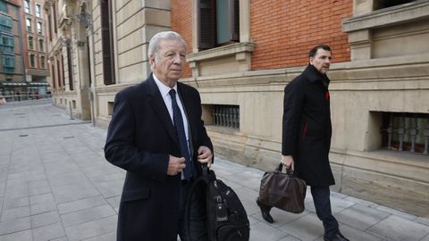 El presidente de Acciona, Jos� Manuel Entrecanales, no ha acudido este lunes a la comparecencia a la que estaba citado en la Comisi�n de Investigaci�n sobre licitaci�n de obras p�blicas del Parlamento de Navarra.