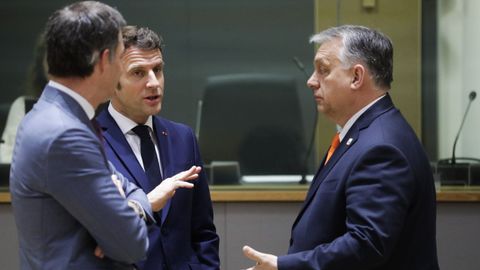 Primer ministro belga, Alexander De Croo (izquierda); el presidente francs Emmanuel Macron (centro) y Viktor Orban, a la derecha