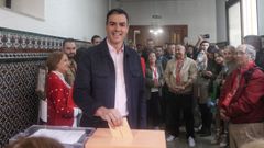 El presidente del Gobierno, Pedro S�nchez, deposita su papeleta para las elecciones generales en el Colegio de Nuestra Se�ora del Buen Consejo de Madrid.