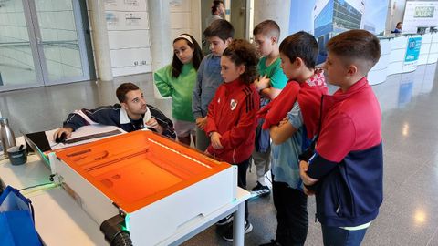 Un grupo de alumnos del CEIP Mestre Martinez Alonso de Mos durante su visita al Aimen
