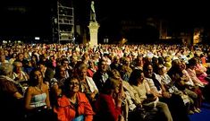 Las 500 sillas de la plaza de Amboage se completaron y mucha gente sigui� el concierto de pie.