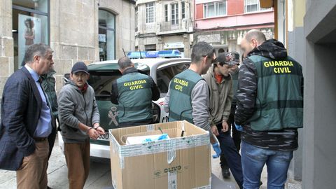 Agentes de la Guardia Civil llevaron a cabo el registro acompaados de los arrestados.