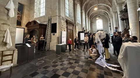 Exposici�n das beguinas en Bruxelas da artista galega Aroa Chao.