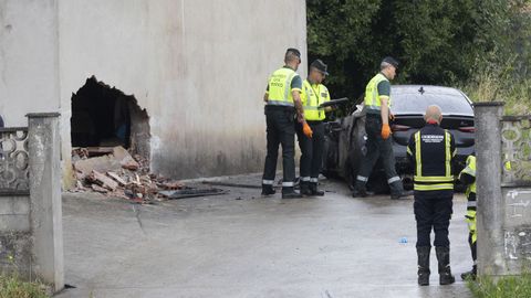 El veh�culo sali� rebotado tras impactar contra la pared de la casa, a la altura del sal�n.