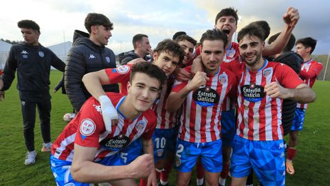 Los jugadores albivermellos celebraron el hist�rico ascenso directo.