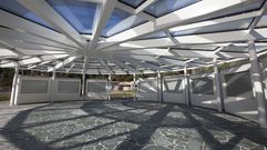 LA PRGOLA. Es uno de los elementos ms significativos de la antesala de la cascada, junto con la pasarela flotante. Hace cinco ao justos, a finales del 2020, ya estaba lista, pero los puestos empezaron a usarse y colocarse tras la primavera del ao siguiente. Fue una ordenacin de un espacio singular que puso fin al uso de los mrgenes de la ensenada.