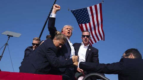 Donald Trump tras ser disparado en Butler, Pensilvania, hace un ao.