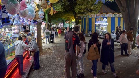 Las barracas del San Froiln ya atraan a los lucenses antes de empezar la fiesta oficialmente.