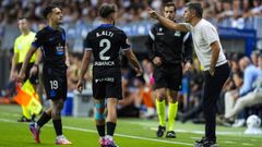Antonio Hidalgo ordena a Luismi Cruz y Adri� Altimira durante el partido ante el M�laga en La Rosaleda.