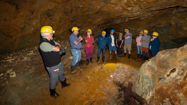 Evaluadores de la Unesco en una visita al Xeoparque, en concreto a una mina de Moeche. 