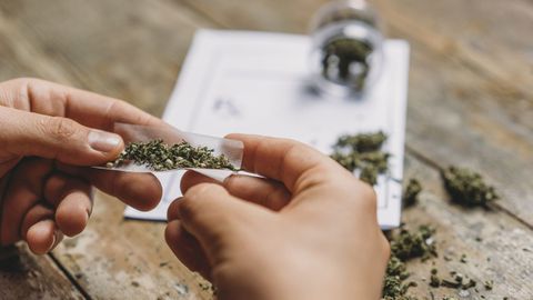 Imagen de archivo de una persona liando un cigarrillo de marihuana