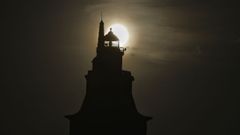 La Torre de H�rcules ser� un lugar �ptimo para contemplar el eclipse. Habr� que enfocar la mirada hacia el horizonte en direcci�n oeste-noroeste. El Sol en el momento del eclipse tendr� una elevaci�n de 12 grados. Estar� relativamente bajo, pero ser� la mayor altitud desde la que se podr� contemplar en toda Espa�a. La ocultaci�n total tendr� una duraci�n de 1 minuto 15 segundos.