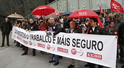Funcionarios y sindicalistas se dieron cita en la explanada de entrada al edificio judicial. 