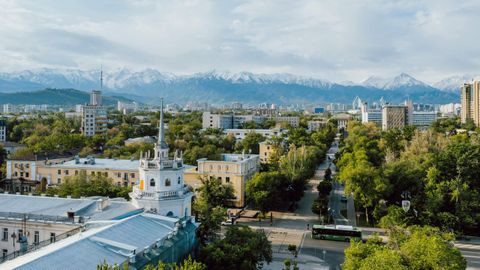 Almaty, que fue capital antes que Astan, con la cordillera frontera con China Tian Shan al fondo