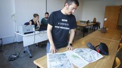 El concejal Alberto Oubi�a acudi� al levantamiento de actas con una camiseta contraria al proyecto