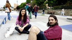 playa.Rebeca y Carlos, de Ponteareas y de Lugo, aspirantes de la especialidad de Debuxo en las oposiciones de Educaci�n en Galicia.