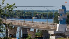 Vista del puente Ant�novski, cerrado al tr�fico tras el bombardeo del Ej�rcito ucraniano