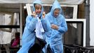 Dos personas se proteg�an el pasado martes de las lluvias en Santiago
