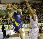 Rivero intenta penetrar en la rocosa defensa de la escuadra castellana. 