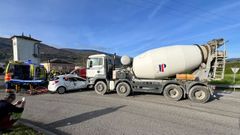 El accidente tuvo lugar en la rotonda de A Proba, en O Barco de Valdeorras.