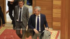 Alfonso Rueda, llegando al Parlamento de Galicia.