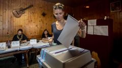 Una joven deposita su voto para las elecciones al Parlamento Europeo en un colegio electoral de Praga (Rep�blica Checa)