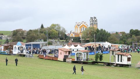 Los Reyes, la princesa Leonor y la Infanta Sof�a durante el acto de entrega del premio al ?Pueblo Ejemplar de Asturias 2025, a 25 de octubre de 2025, en Valdesoto, Sieto, Asturias (Espa�a). El Premio al Pueblo Ejemplar de Asturias 2025 ha sido concedido a la parroquia de Valdesoto, que pertenece al concejo asturiano de Siero