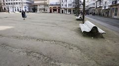Medio centenar de surcos atraviesan el deteriorado pavimento de tierra de la plaza de Armas.
