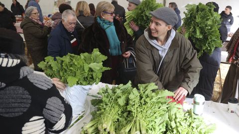Luc�a, vecina de Val de Xestoso, acudi� a la Feira do Grelo de Monfero del domingo con sus manojos